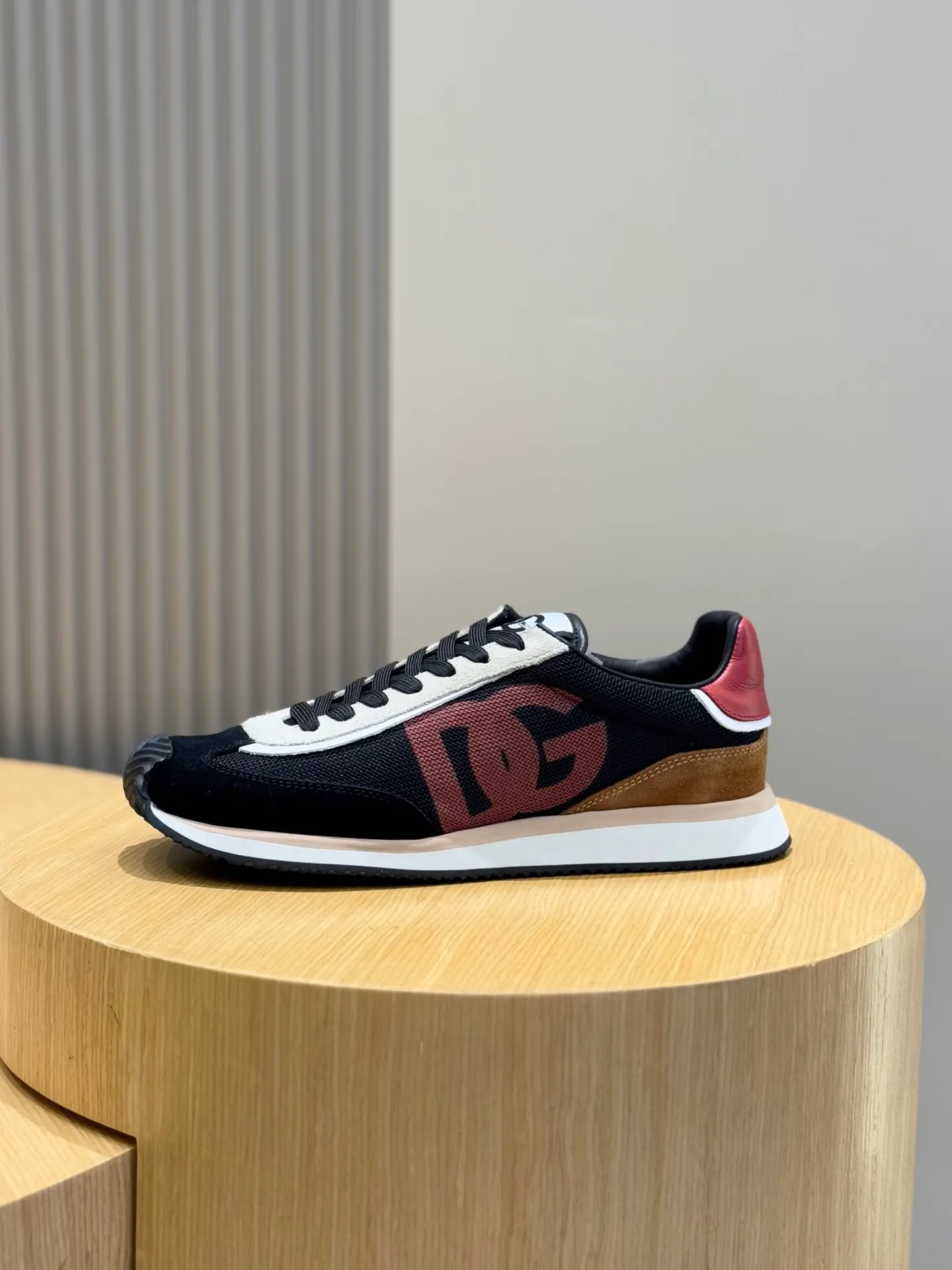 Men's Men's Shoes 💰440 [New Style] 🐝🐝DG Cushion high-end men's sports and casual shoes with spliced materials. The new Cushion sports shoes feature a two-color suede upper｜with contrasting mesh printing on the side and a DG cross logo as a finishing touch｜lightweight and grippy rubber outsole with an innovative design Provides excellent performance | Jacquard label adds timeless style | Original imported cowhide, multi-material splicing design, imported cowhide lining, cowhide feet, original TPR elastic outsole Size: 39-44 (customized at 38.45.46)